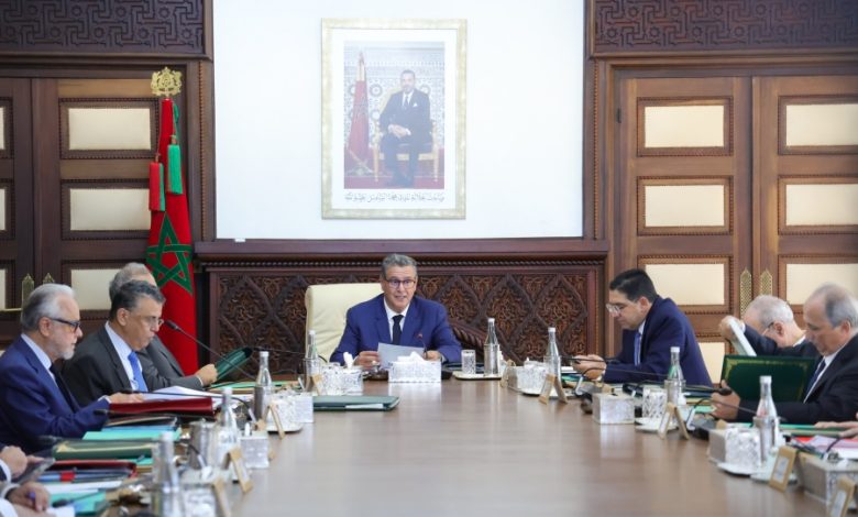 الحكومة توسع برامج الإدماج المهني لتشمل غير الحاصلين على شهادات