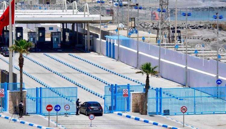 جدل بسبتة المحتلة إثر مصادرة “شباكية وزيتون” بمعبر تراخال